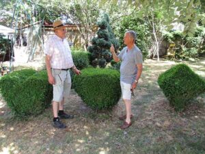 "Bienvenue dans nos jardins" - René & Marie-Andrée du samedi 18 juin 2022 - Le maitre des lieux avec le cousin Francois du photographe