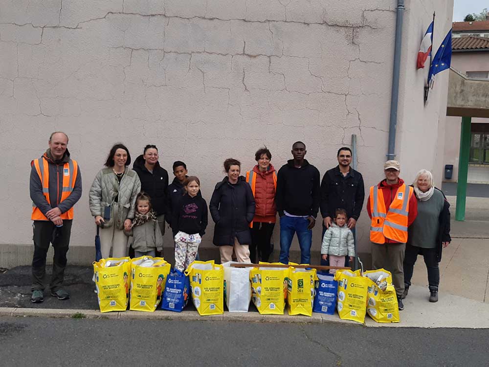 Journée d'initiative citoyenne à Langogne du samedi 21 septembre 2024 - La photo de famille des collecteurs de déchets, 14 sacs